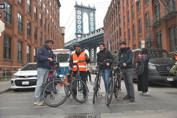 Brooklyn Bridge, DUMBO and Downtown Manhattan Guided Bike Tour