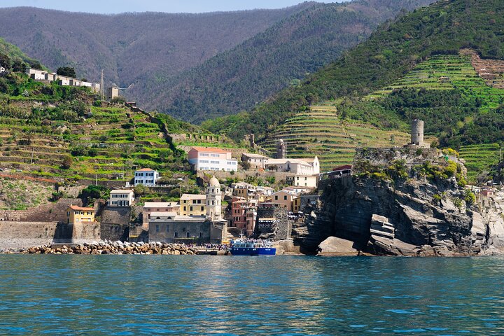8 Hours Cinque Terre with Lunch on Boat in Spezia