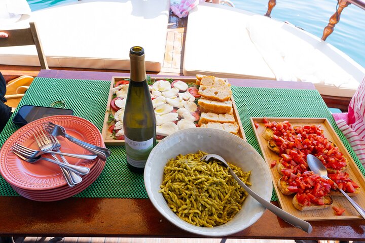 8 Hours Cinque Terre with Lunch on Boat in Spezia
