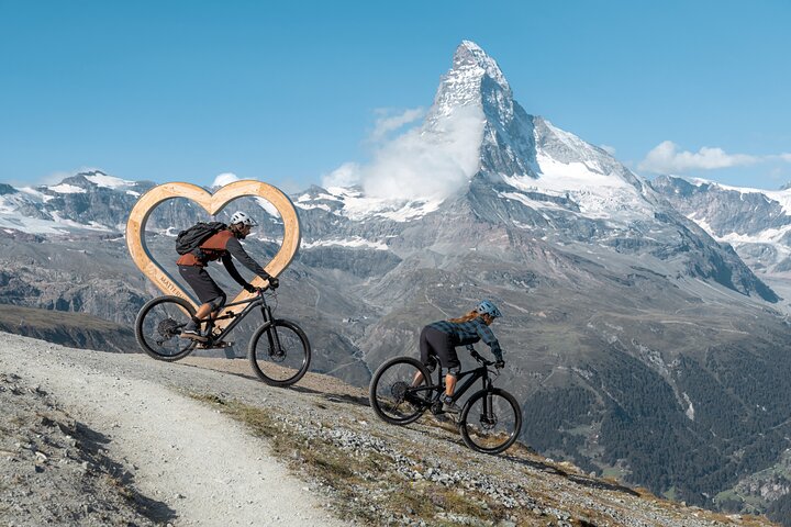 Geneva: Day trip To Zermatt & Iconic Matterhorn with Skyglass bus