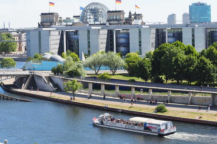 Berlin: 1-hr Boat Tour with Bilingual Live Guide (DE/EN)