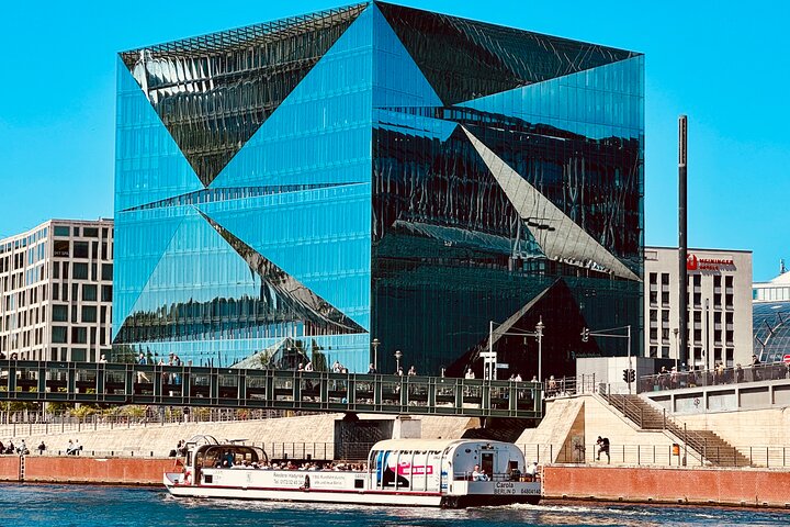 Berlin: 1-hr Boat Tour with Bilingual Live Guide (DE/EN)