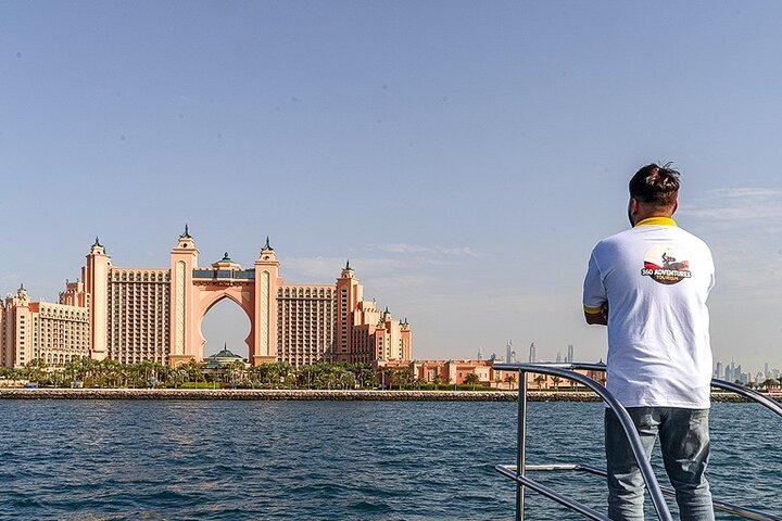 Dubai Marina: Luxury Sunset Yacht Tour with Snacks and Drinks