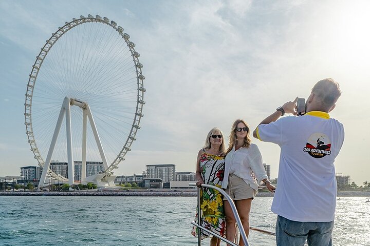 Dubai Marina: Luxury Sunset Yacht Tour with Snacks and Drinks
