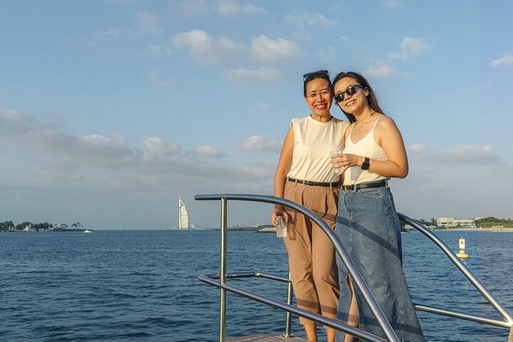Dubai Marina: Luxury Sunset Yacht Tour with Snacks and Drinks