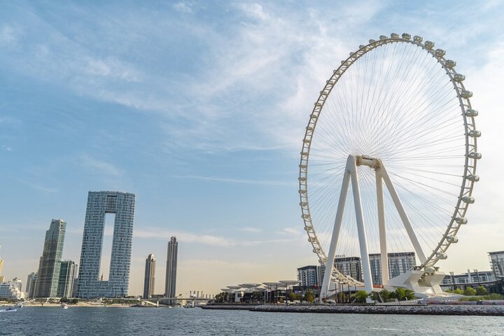 Dubai Marina: Luxury Sunset Yacht Tour with Snacks and Drinks