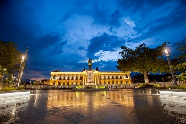 San Salvador Highlights Walking Tour with a Guide