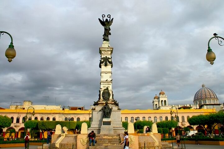 San Salvador Highlights Walking Tour with a Guide