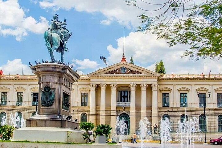 San Salvador Highlights Walking Tour with a Guide