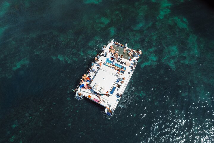 Catamaran Mara Caves, Swim & Food