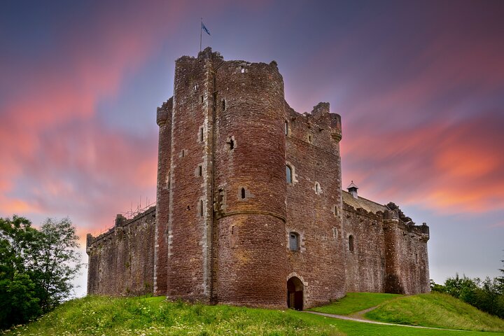 Edinburgh: The Outlander Privately Guided Tour in Luxury Minivan