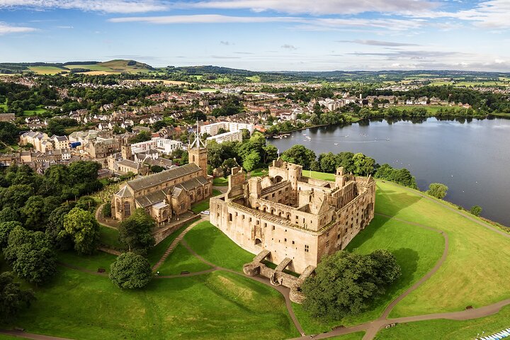 Edinburgh: The Outlander Privately Guided Tour in Luxury Minivan