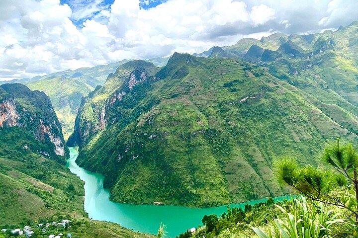 Ha Giang Loop 3D2N Private Car Tour (English speaking Driver)