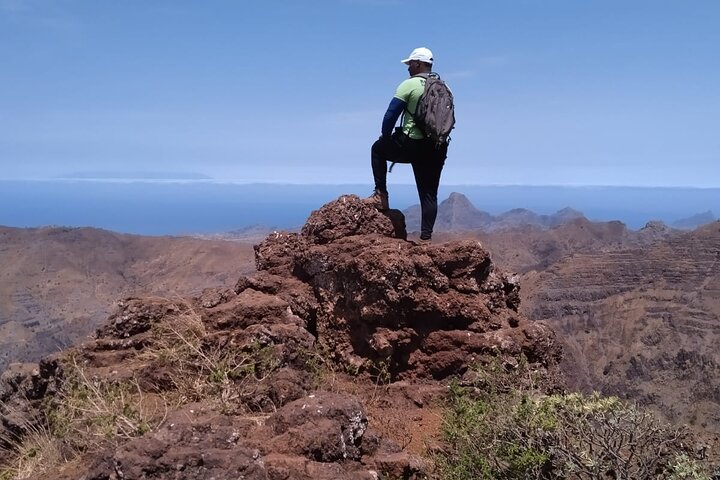Hiking Pico de Antónia – Summit Adventure & Scenic Views
