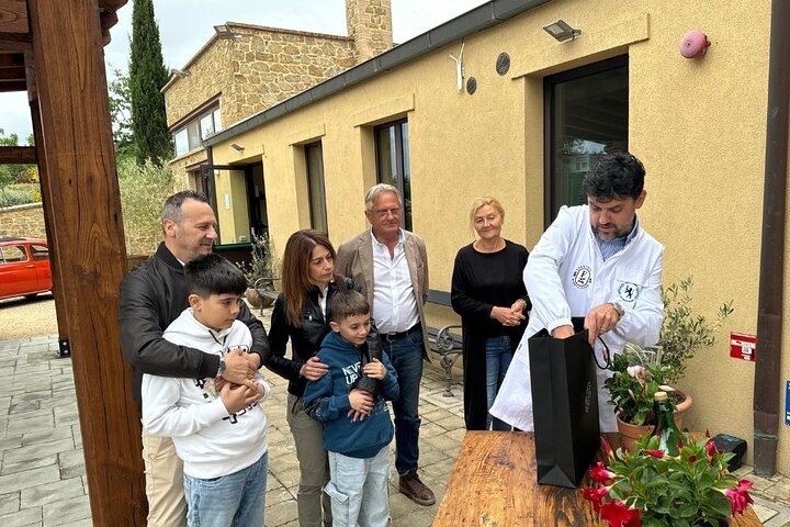 Montalcino: Renowned Tuscan Olive Oil Mill Tour & Tasting