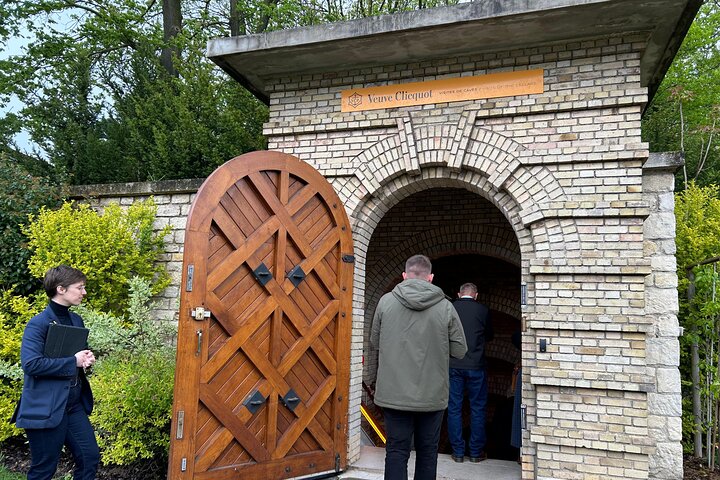 Reims or Epernay: Full day Veuve Clicquot family grower & lunch