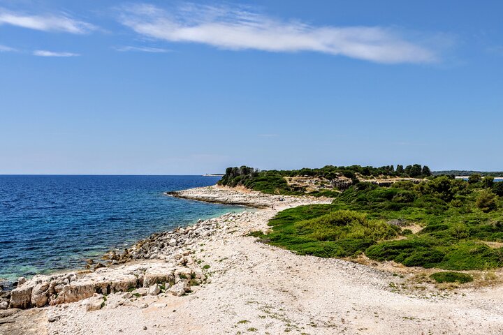 Private Seagull Rocks and Blue Cave Snorkeling in Pula