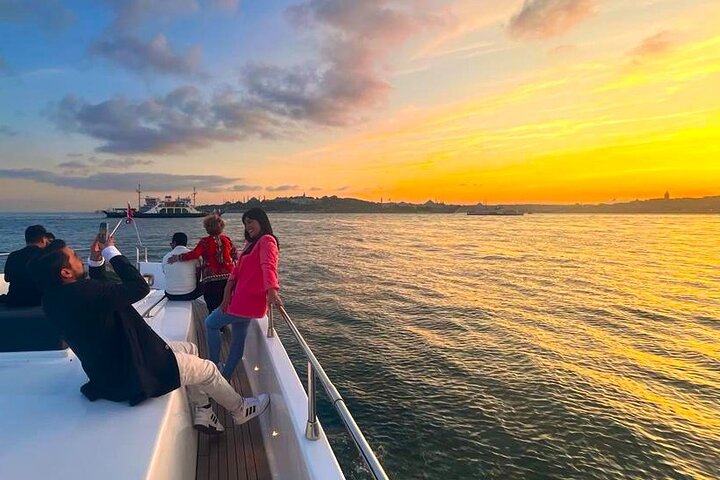 Istanbul Bosphorus Sunset Luxury Yacht Cruise with Snacks