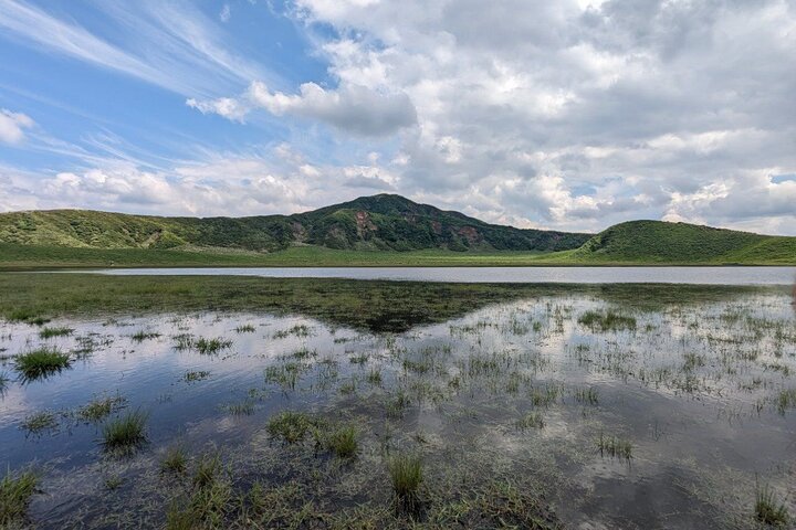 Private guided tour: Mt. Aso volcano, grasslands, Aso Shrine