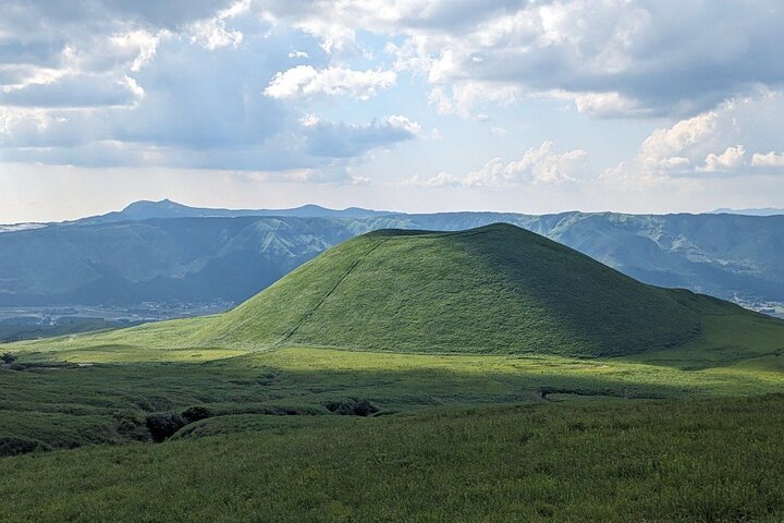 Private guided tour: Mt. Aso volcano, grasslands, Aso Shrine