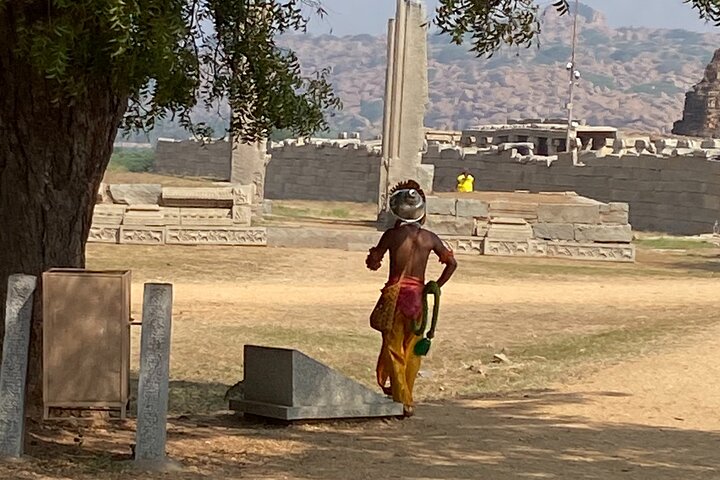 Hire a Licensed Guide for Fullday Hampi visit with own transport