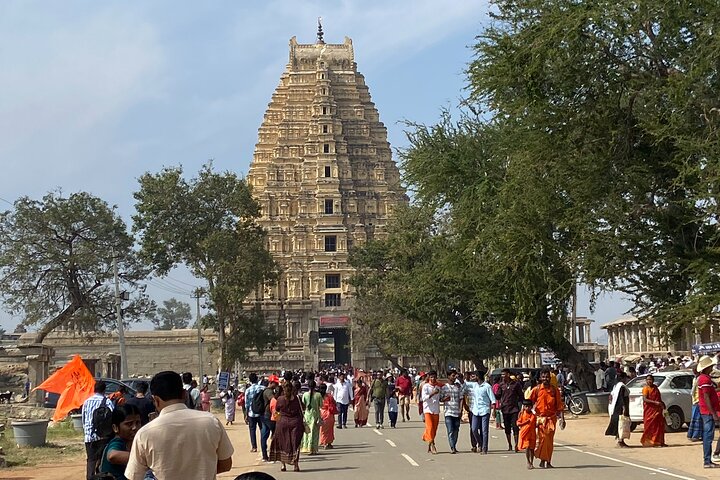 Hire a Licensed Guide for Fullday Hampi visit with own transport