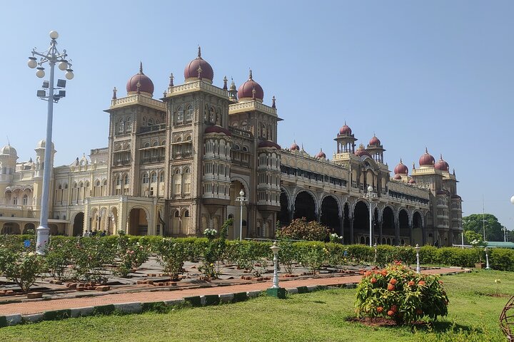 Mysore Palace + Jaganmohana Art Gallery + Devaraja Market = Mysore Heritage Walk