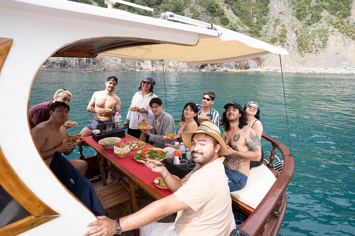 8 Hours Cinque Terre with Lunch on Boat in Spezia