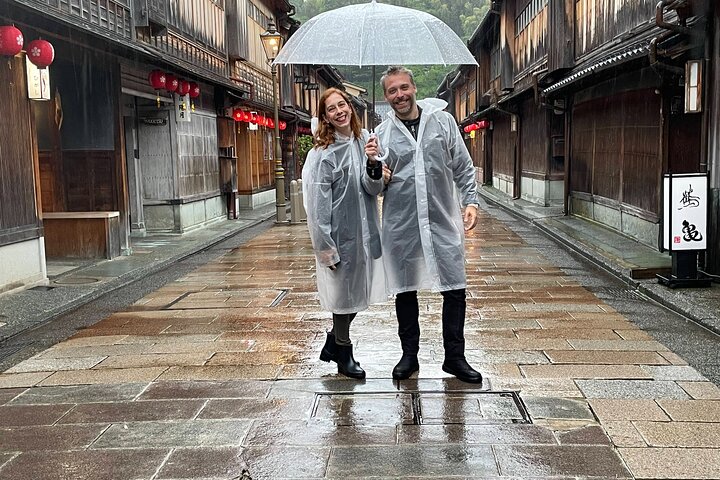 Kanazawa Night Tour with Local Meal and Drinks