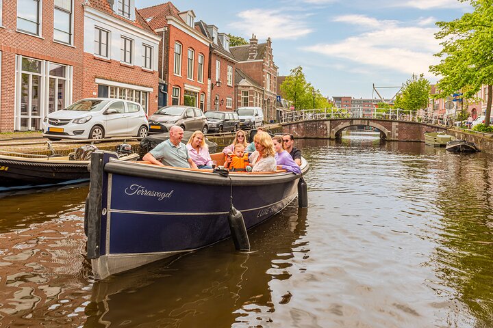 Private Electric Boat Rental in Haarlem (No License Required)