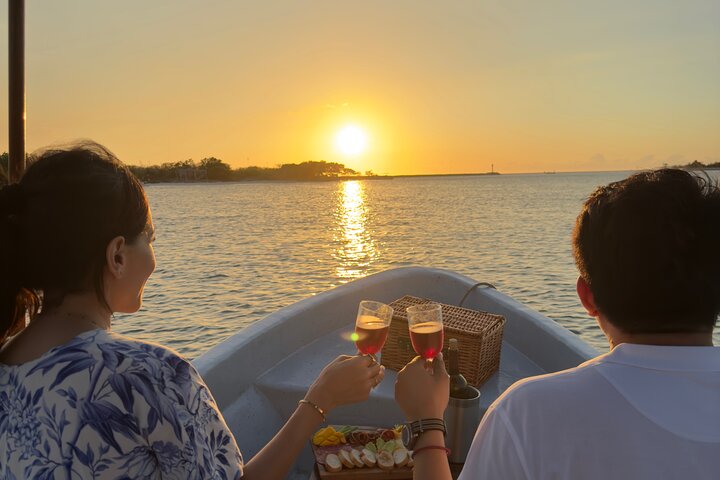 Romantic sunset tour in Río Lagartos, with food