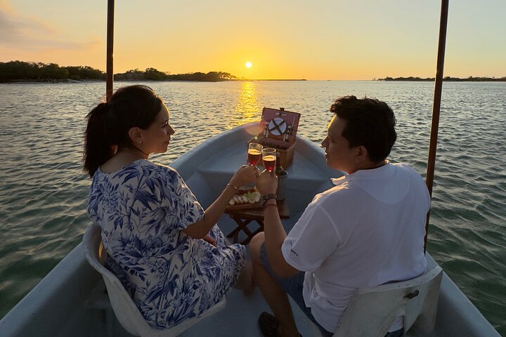 Romantic sunset tour in Río Lagartos, with food