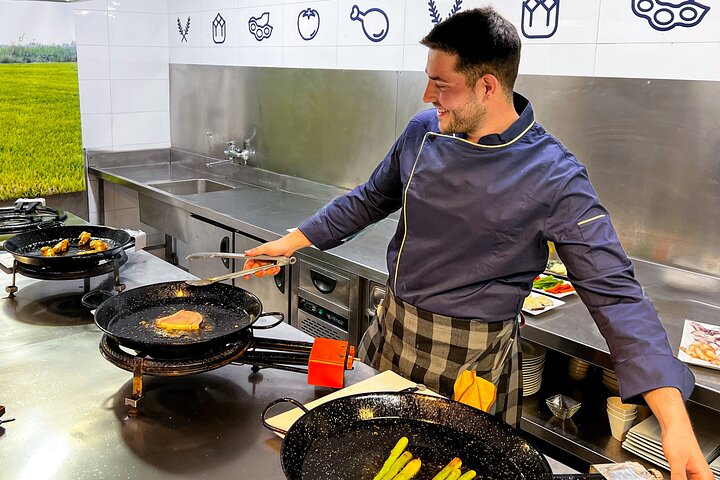 Paella Cooking Class, Wine Tasting & Central Market in Valencia