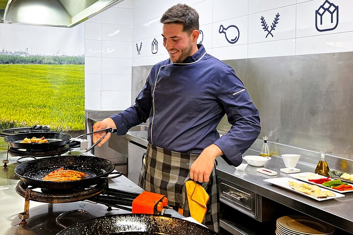Paella Cooking Class, Wine Tasting & Central Market in Valencia