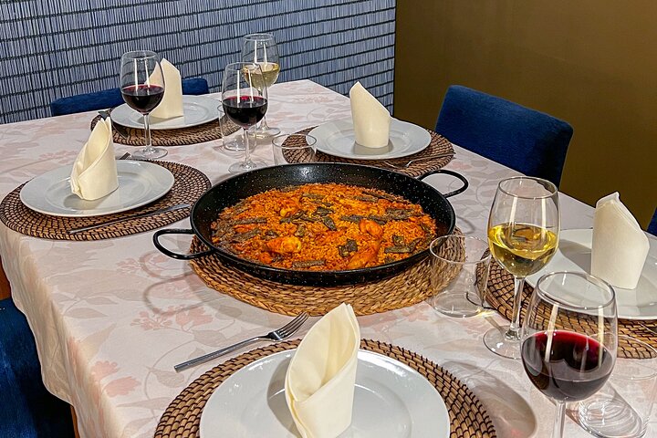 Paella Cooking Class, Wine Tasting & Central Market in Valencia
