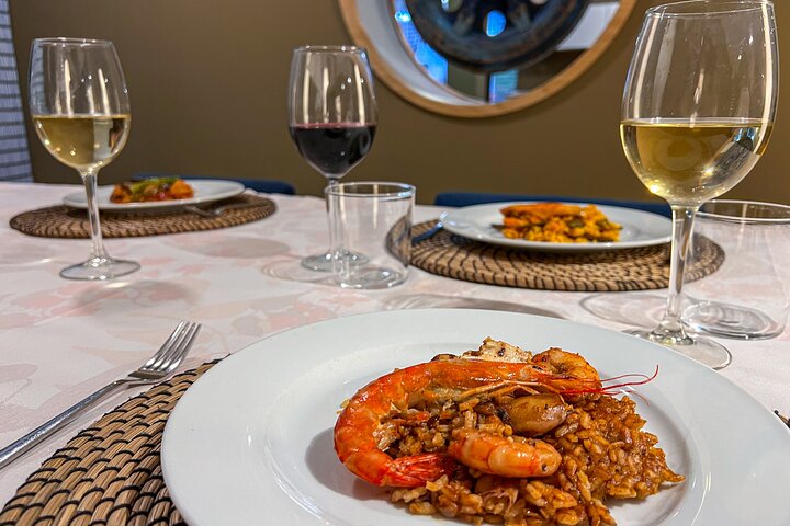 Paella Cooking Class, Wine Tasting & Central Market in Valencia