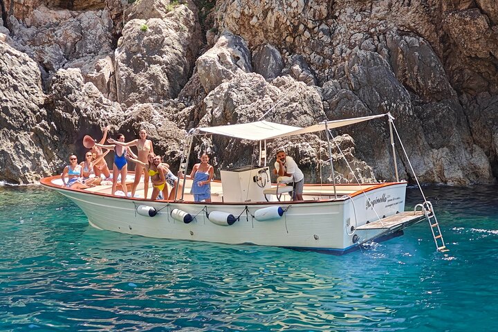 Private tour in a typical Capri boat