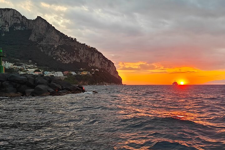 Private tour in a typical Capri boat