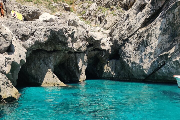 Private tour in a typical Capri boat