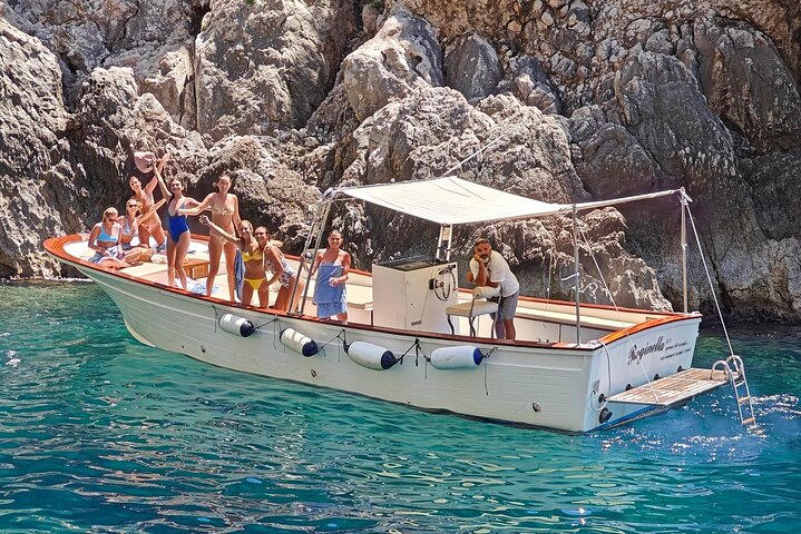Private tour in a typical Capri boat