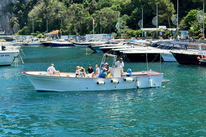 Private tour in a typical Capri boat