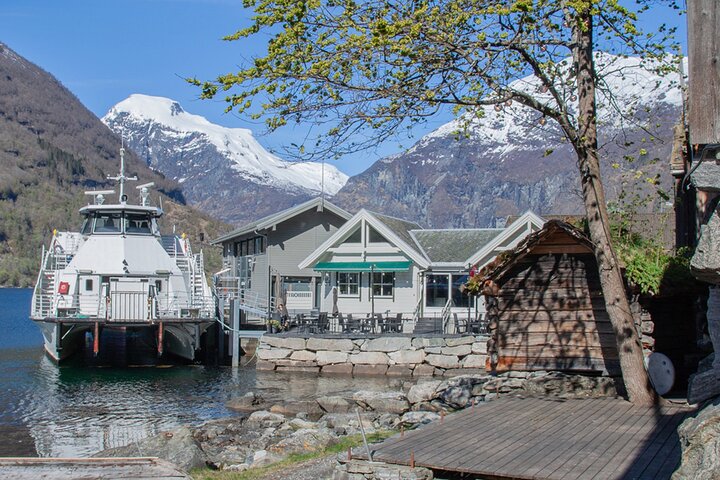 Ålesund - Geiranger - Ålesund Sightseeing Roundtrip