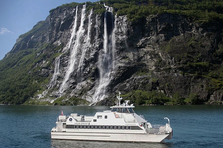 Ålesund - Geiranger - Ålesund Sightseeing Roundtrip