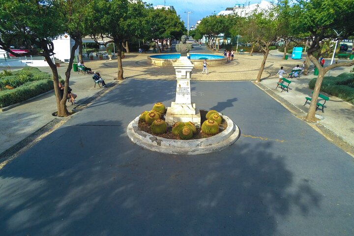 Beach & Old Town Tour – History, Culture & Iconic Sights