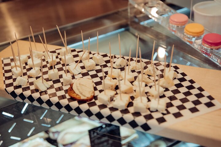 Old Montreal Guided Food Tour with 6+ Local Delicacies Tastings