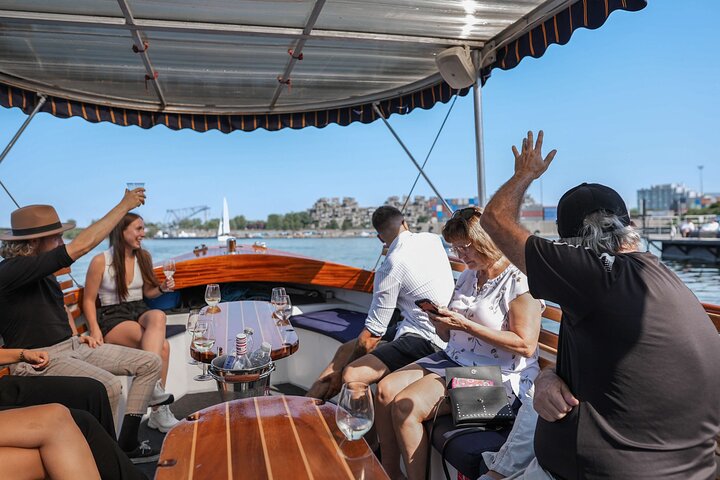 Montreal: Guided Electric Boat Cruise in Small Group