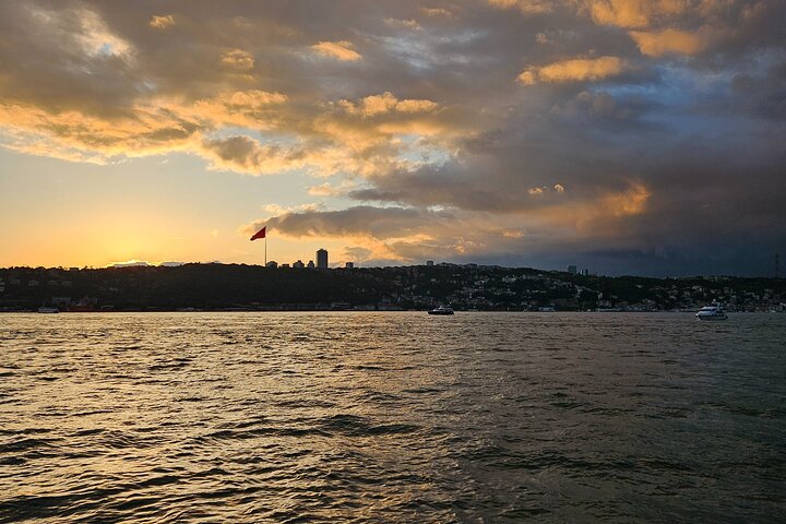 Enjoy Istanbul’s Bosphorus:2-Hour Daytime, Sunset & Night Cruises