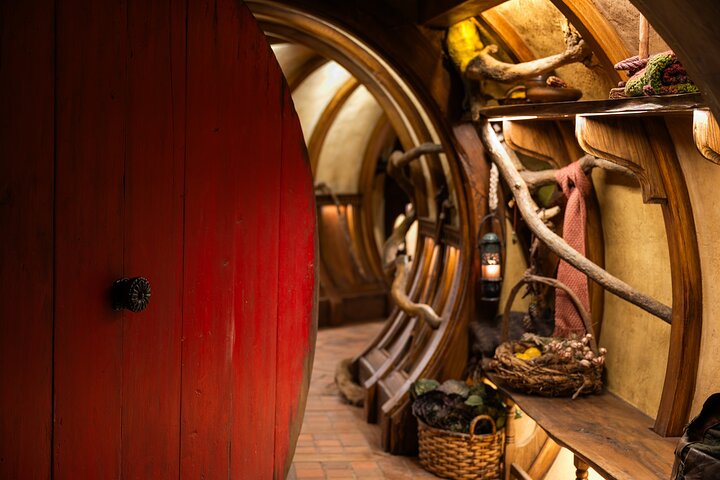Hobbiton & Waitomo Caves Guided Day Trip from Auckland incl lunch