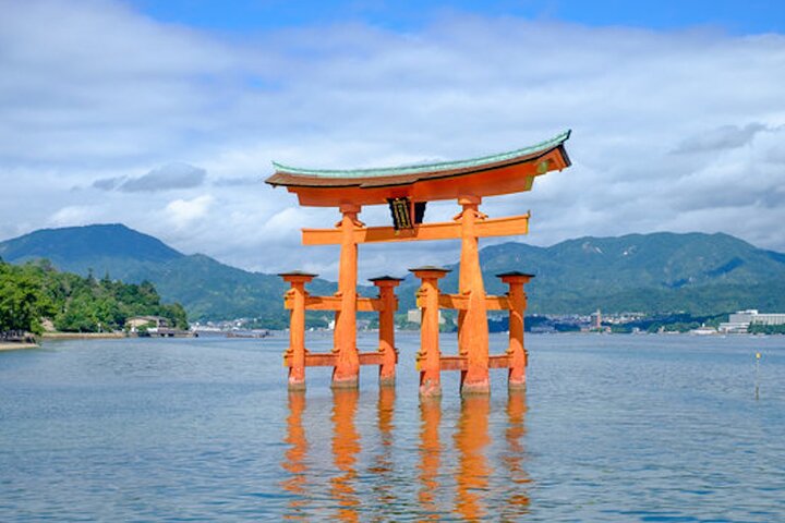 Hiroshima & Miyajima Private Custom Tour with Local Guide