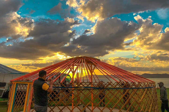 Semi Gobi / Kharkorum overnight trip (nomadic family stay)